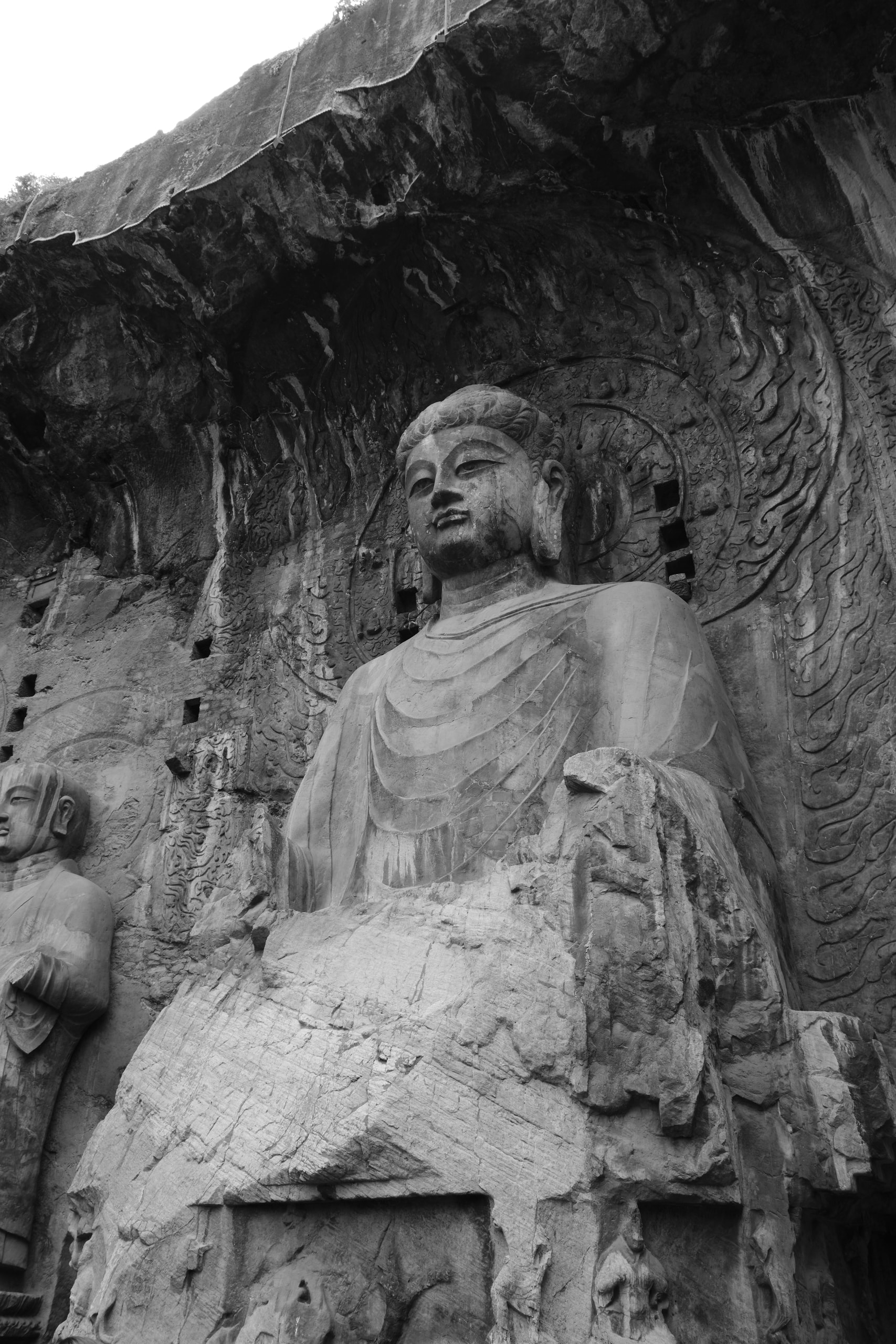 卢舍那大佛
卢舍那梵文含义“光明遍照，普照世间万物”
是龙门石窟中‌规模最大、艺术水平最高‌的造像，通高‌17.14 米‌，被誉为“东方蒙娜丽莎”，这尊大佛建于唐代，传说是以‌武则天的容貌‌为原型塑造
