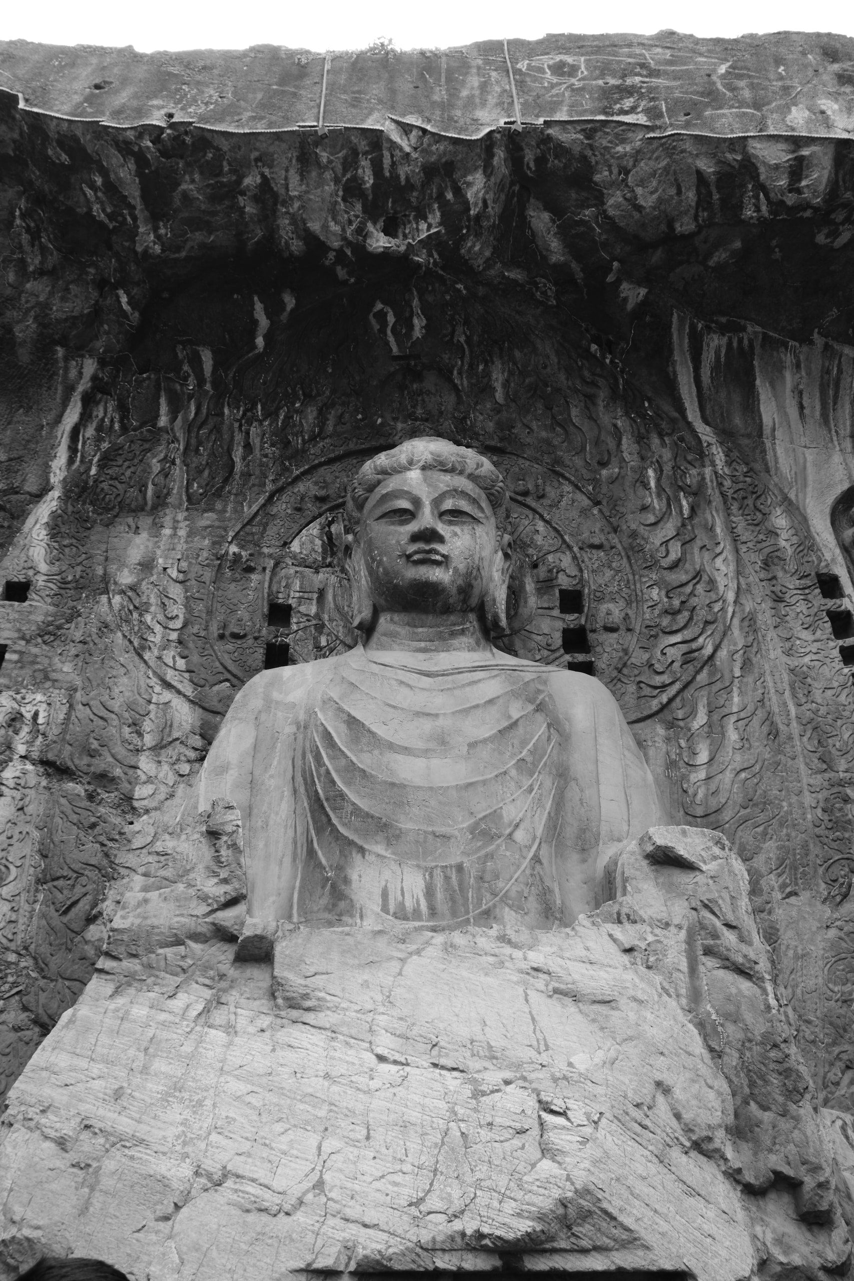 卢舍那大佛
卢舍那梵文含义“光明遍照，普照世间万物”
是龙门石窟中‌规模最大、艺术水平最高‌的造像，通高‌17.14 米‌，被誉为“东方蒙娜丽莎”，这尊大佛建于唐代，传说是以‌武则天的容貌‌为原型塑造